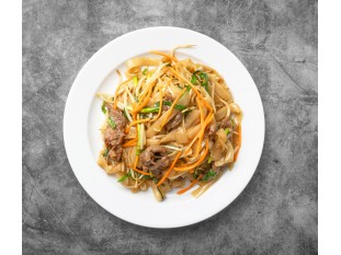 Stir-fried beef rice noodles